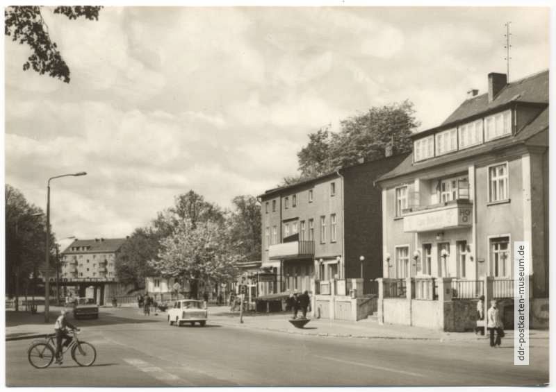 Berliner Straße mit HOG "Zum Bahnhof" (rechts) - 1974