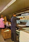 Druckereiarbeiter an Papierschneidemaschine im VEB Druckwerke in Reichenbach - 1976