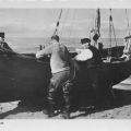 "Kurze Ruhepause" - Fischer beim Klönschnack am Strand - 1955