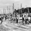 Netze kontrollierende Fischer am Alten Strom in Warnemünde - 1967