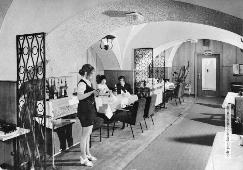 Kellnerin im Weinrestaurant vom Hotel "Stadt Olbernhau" in Olbernhau - 1973 / 1977