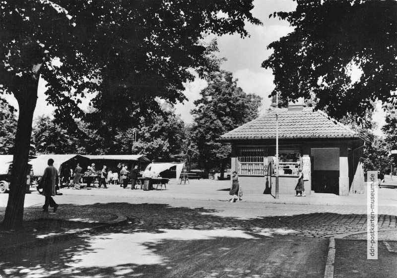 Marktplatz von Adlershof mit BVG-Wartehäuschen - 1960