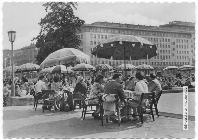 Garten des "Cafe Warschau" in der Stalinallee - 1957