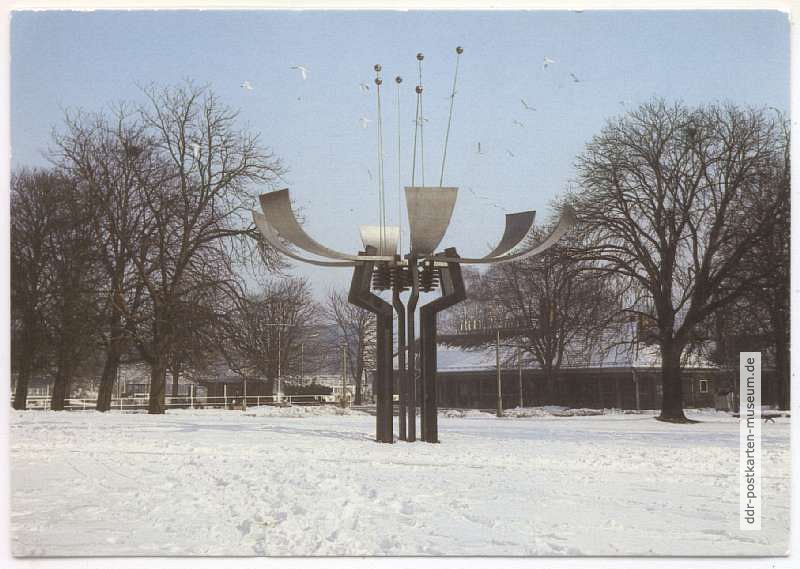 Stahlplastik "Blüte" am S-Bahnhof Treptower Park - 1989