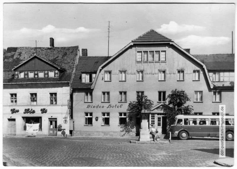 Am Marktplatz, Linden-Hotel mit Bushaltestelle - 1970