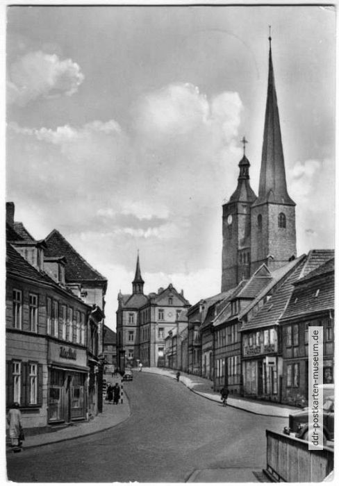 Breiter Weg mit Rathaus und Kirche - 1959