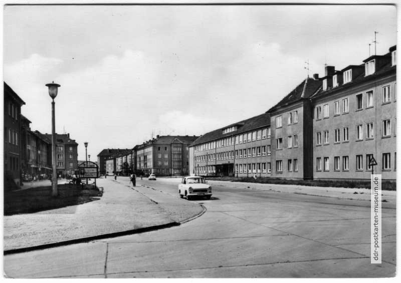Wilhelm-Pieck-Straße mit Wilhelm-Pieck-Oberschule - 1968