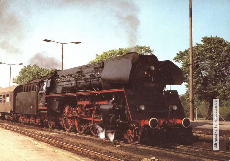 Dampflok 01 0504-9 im Bahnhof Stralsund - 1982