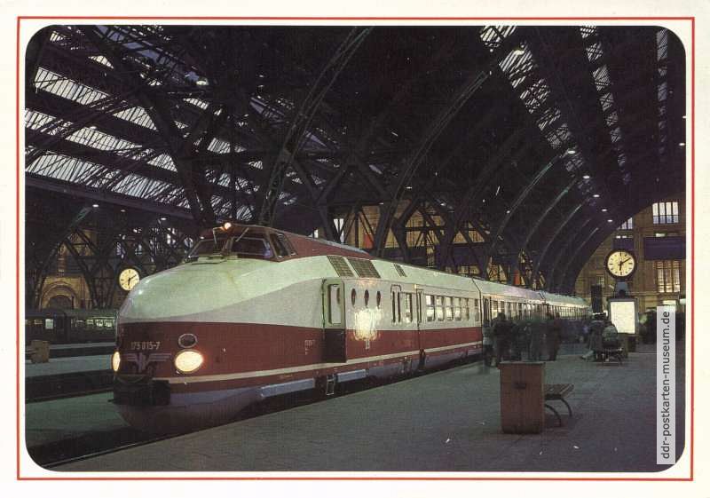 Dieseltriebzug der Baureihe 175.0 "Karlex" im Hauptbahnhof von Leipzig - 1986