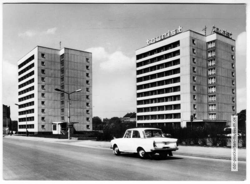 Wohnhochhaus und Hotel "Tourist" am Juri-Gagarin-Ring - 1969