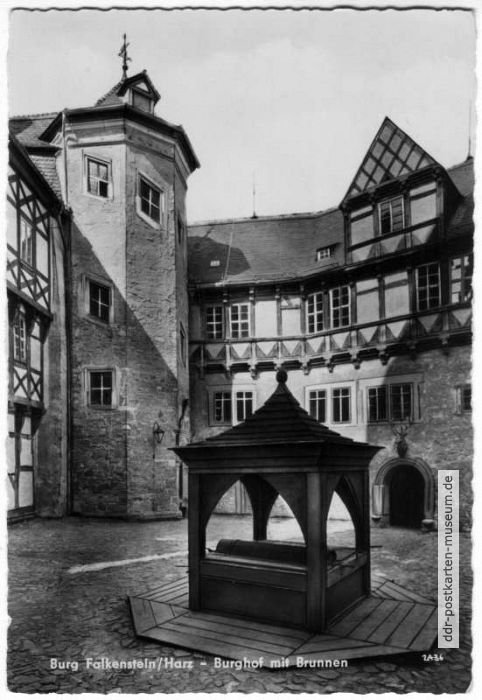 Burg Falkenstein, Burghof mit Brunnen - 1961 