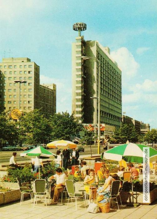 Berlin-Mitte, Centrum-Cafe mit Freiluftgarten am Alexanderplatz - 1988