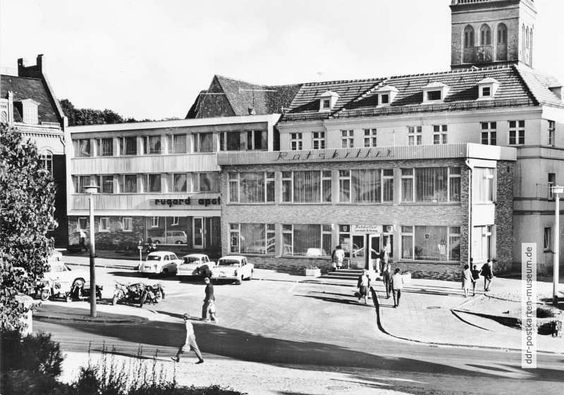 Bergen (Insel Rügen), Hotel "Ratskeller" und Rugard-Apotheke am Marktplatz - 1971