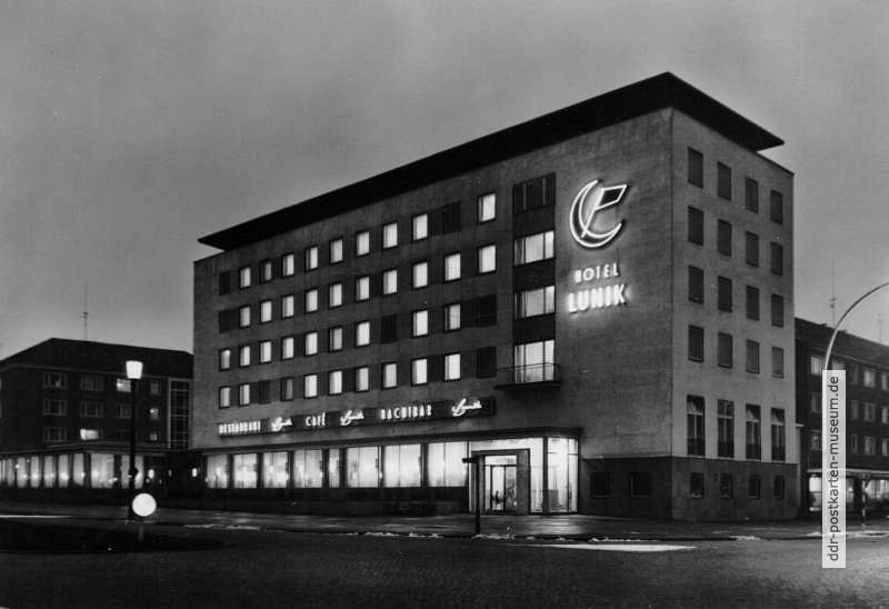Eisenhüttenstadt, HO-Hotel "Lunik" bei Nacht - 1965 / 1978