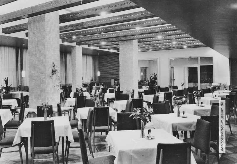 Eisenhüttenstadt, Speisesaal der HO-Gaststätte im Hotel "Lunik" - 1965-08