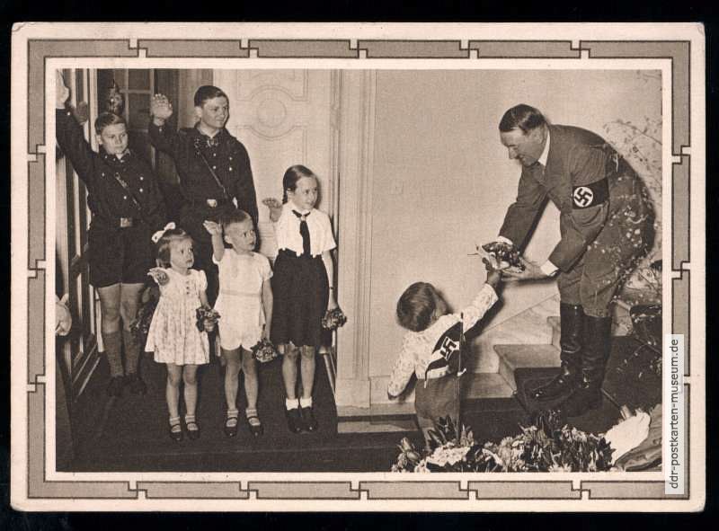 Kinder und "Hitler-Jugend" gratulieren Adolf Hitler zum Geburtstag - 1935