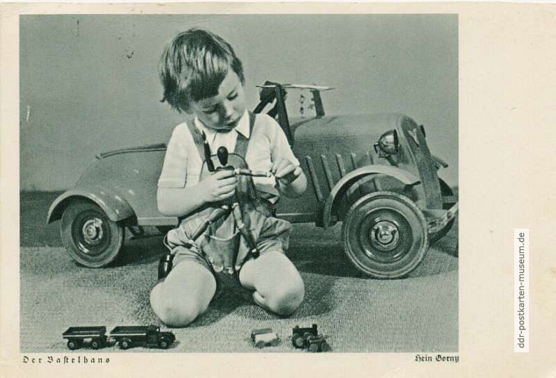 Grußpostkarte "Der Bastelhans" mit Spielzeugautos und Tretwagen - 1940