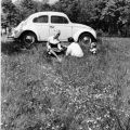 Grußkarte zu Pfingsten (BRD) mit VW-Käfer und glücklicher Familie - 1957