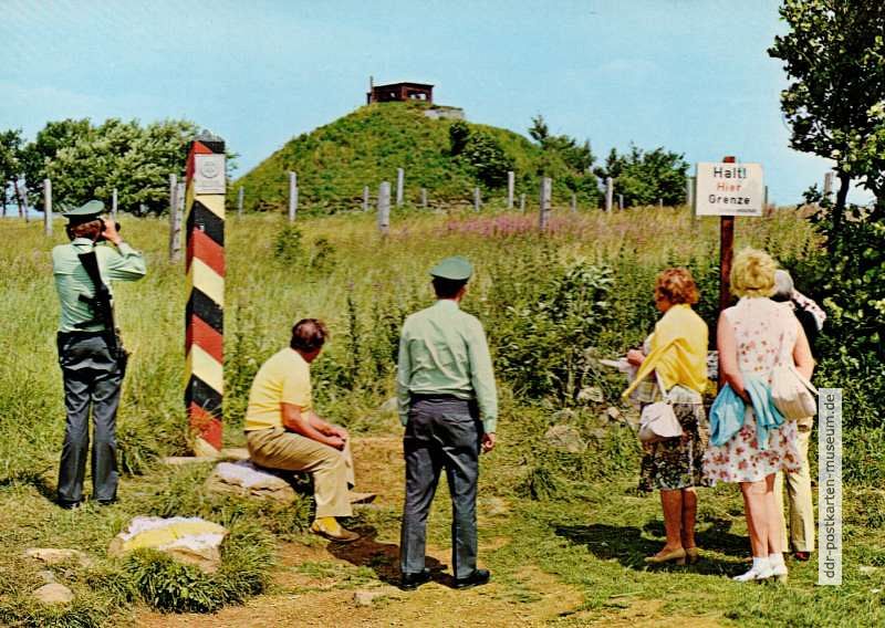 Zonengrenzze mit Grenzübersichtspunkt des BGS in der Hochrhön (BRD) und Bunker der DDR-Grenztruppen - 1975