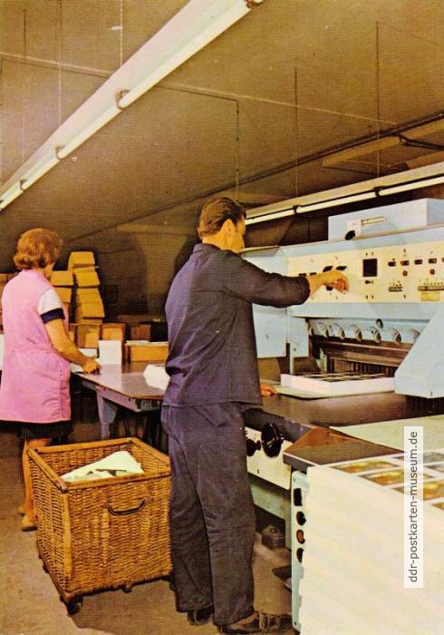 Papierschneidemaschine der Ansichtskartenproduktion im VEB Druckwerke Reichenbach (DDR) - 1976