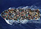 Völlig überfülltes Flüchtlingsboot 25 km vor Libyen am 7.6.2014