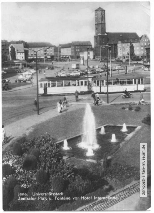 Zentraler Platz mit Fontäne vor Hotel "International", Stadtkirche - 1964