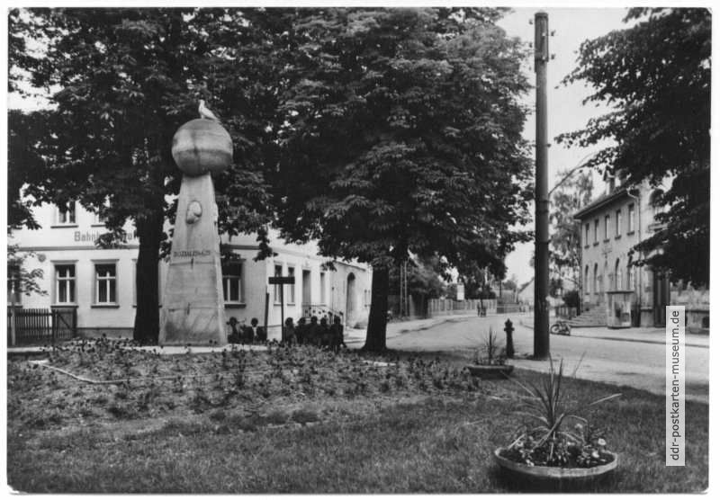 Ernst-Thälmann-Platz mit Denkmal - 1968