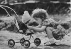 Junge Mutti mit Kind - 1968