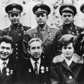 Kosmonauten der Sowjetunion: unten Jegorow, Feoktistow, Tereschkowa, Komarow, oben Bykowski, Titow, Gagarin, Nikolajew, Popowitsch - 1965