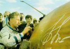 Sigmund Jähn schreibt seinen Namen nach erfolgreicher Rückkehr auf die Landekapsel - 1984