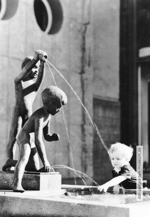 Brunnenplastik "Spielende Kinder" von Hanns Dietrich in Karl-Marx-Stadt - 1969St-1969
