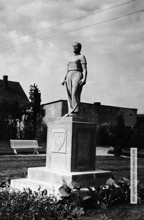 Aufbau-Denkmal mit Plastik "Aufbauhelferin" in Strasburg - um 1960