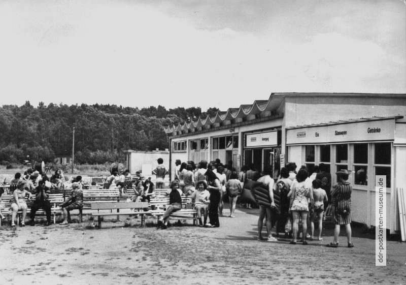 DDR-übliche Warteschlange am Imbißkiosk im Naherholungszentrum Pahna - 1977