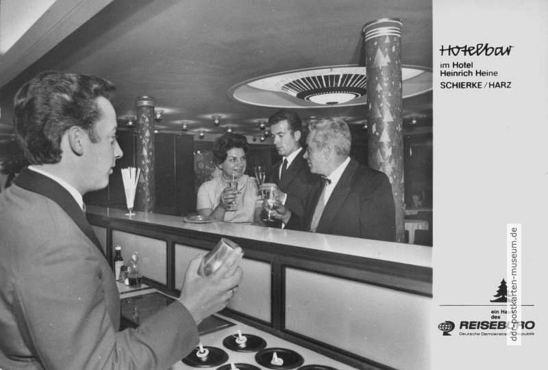 Sozialistischer Barkeeper an der Hotelbar des Hotels "Heinrich Heine" in Schierke - 1971