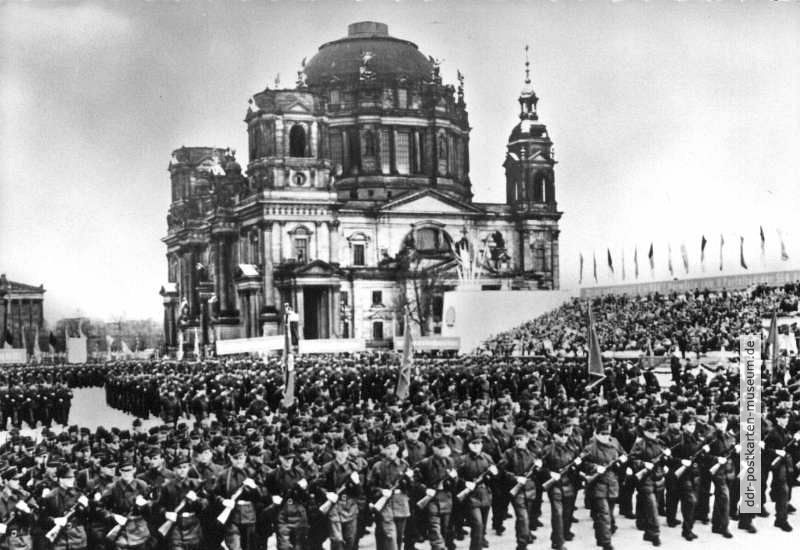 Demonstration der Betriebskampfgruppen am 1. Mai auf dem Berliner Marx-Engels-Platz - 1958