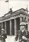 Angehörige der DDR-Grenztruppen am Antifaschistischen Schutzwall in Berlin - 1964