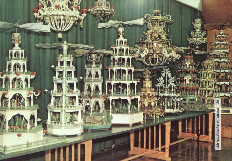 Weihnachtspyramiden im Spielzeugmuseum von Seiffen im Erzgebirge
