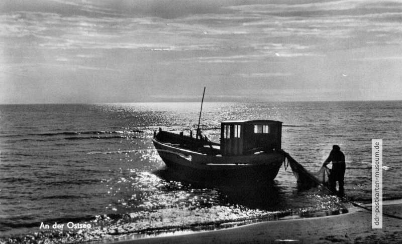 Fischerboot bei Sonnenaufgang am Strand - 1967