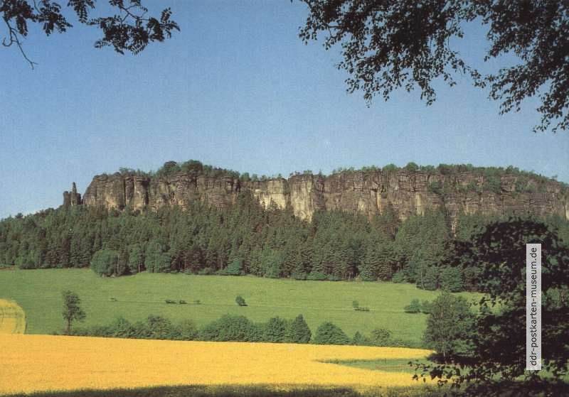 Der Pfaffenstein, 427 m hoch, mit Barbarine (links) - 1982