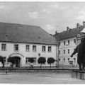 Marktplatz mit Karl-Liebknecht-Denkmal und HO-Gaststätte "Zum goldnen Ring" - 1972