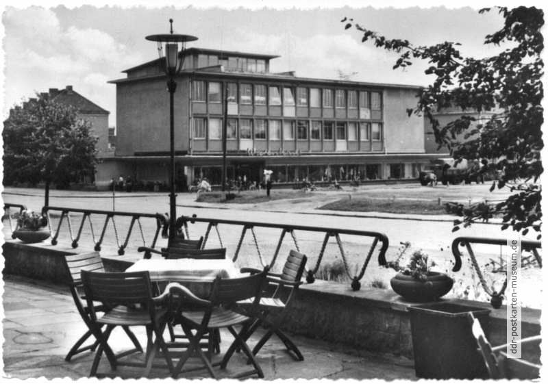 Blick von der Klubhaus-Terrasse zum Konsum-Warenhaus - 1966