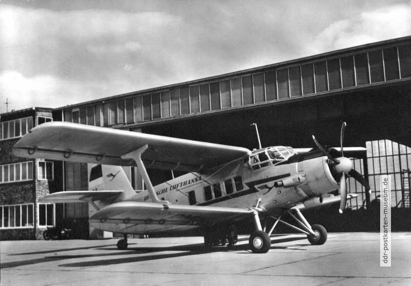 Anderthalbdecker "AN 2" am Hangar in Berlin- Schönefeld - 1957
