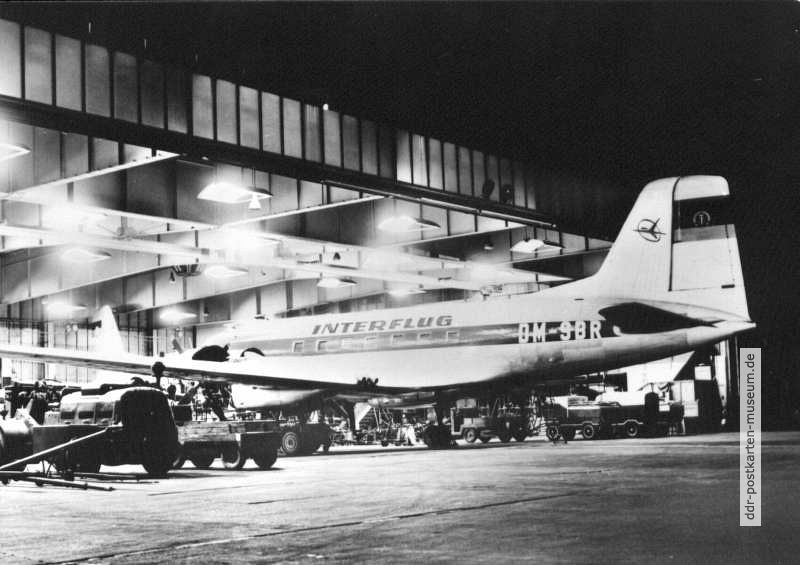 Zentralflughafen Berlin-Schönefeld, Tag und Nacht wird in der Flugzeugwerft gearbeitet - 1963