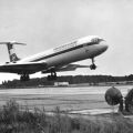 Turbinenluftstrahl-Verkehrsflugzeug "IL 62" beim Abflug - 1974