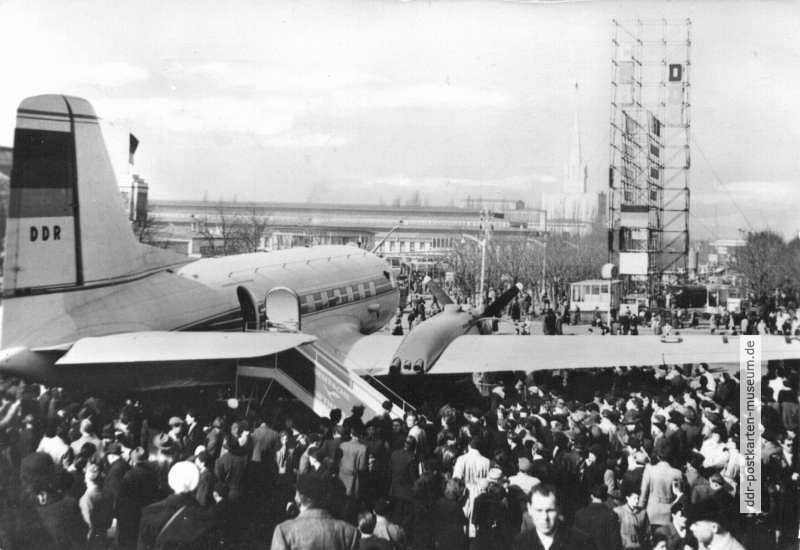 Reiseflugzeug "IL 14" auf dem Gelände der Leipziger Messe - 1957