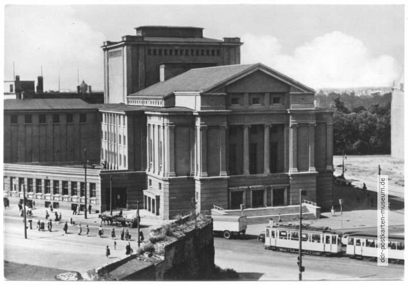 Maxim-Gorki-Theater mit Rest der alten Stadtmauer - 1956