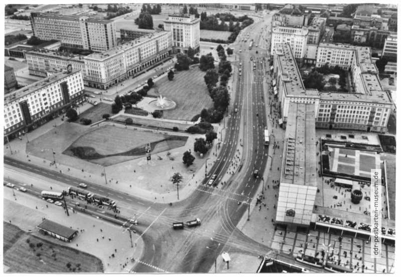 Platz und Centrum-Warenhaus an der Wilhelm-Pieck-Allee - 1977