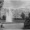 Verlagsgebäude und Springbrunnen an der Wilhelm-Pieck-Allee - 1970