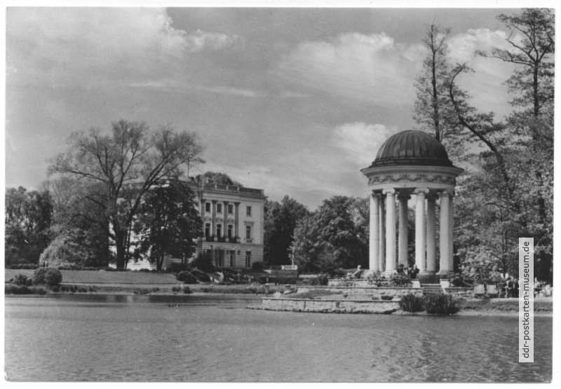 Blick zum Pavillon und Kulturhaus ("Weißes Haus") im agra-Park - 1967