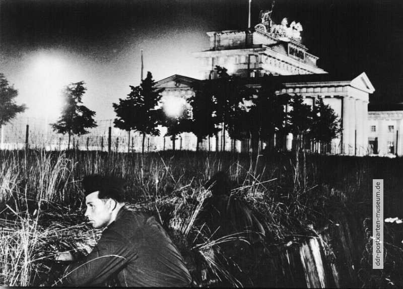 Grenzposten am Brandenburger Tor in Berlin - 1965